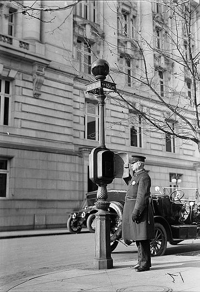 411px-police call box wash dc 19121